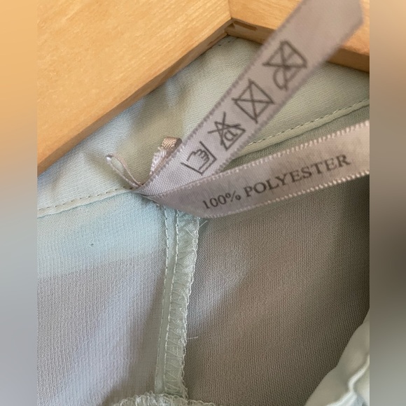🦋 2 / $27 🦋 Light & Sheer Large Mint Green Sleeveless. A cut-Out on the back. - Picture 3 of 6